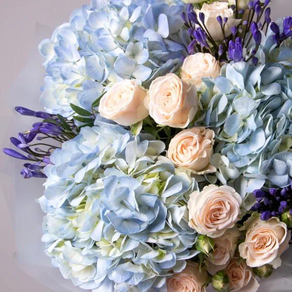 Флористический букет "Триобукет из голубой гортензии, кремовой кустовой розы и агапантуса"4
