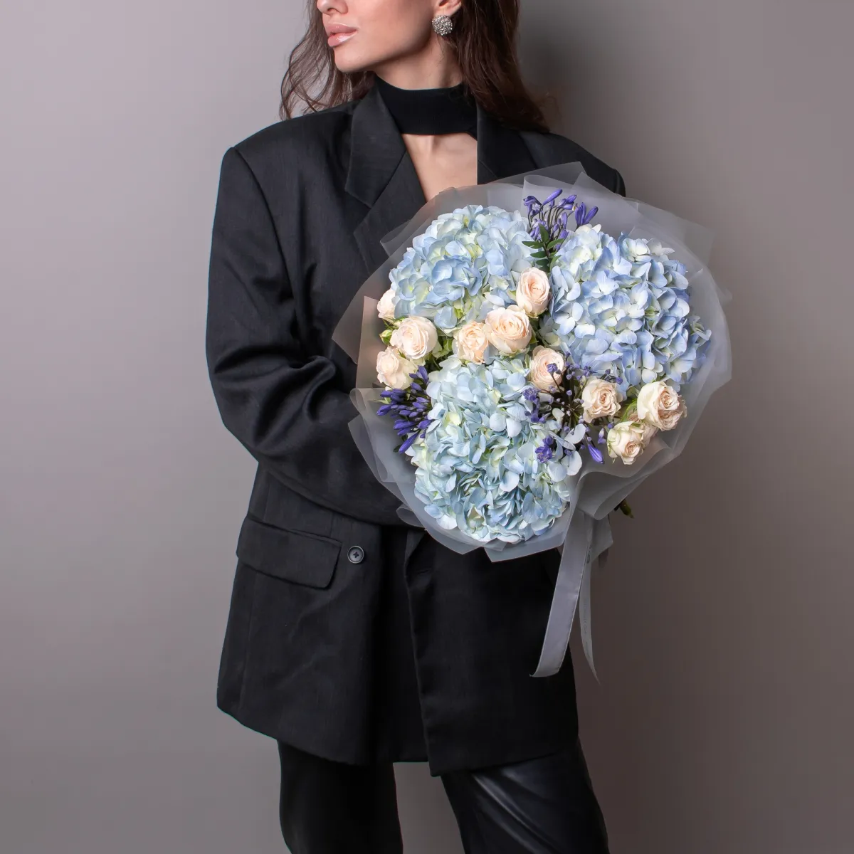Флористический букет "Триобукет из голубой гортензии, кремовой кустовой розы и агапантуса"2