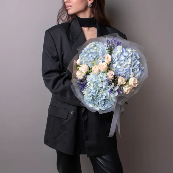 Флористический букет "Триобукет из голубой гортензии, кремовой кустовой розы и агапантуса"2