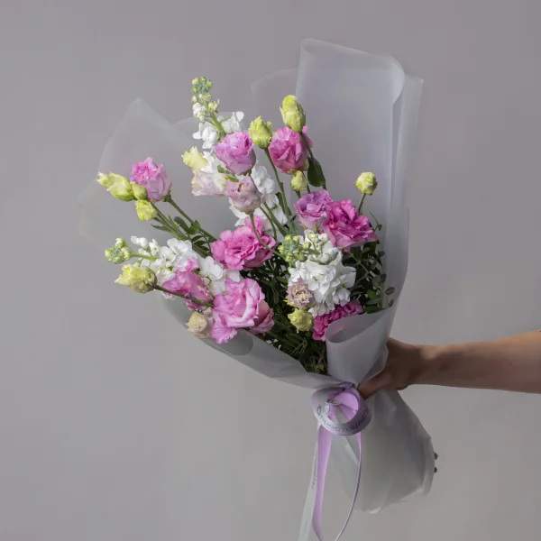 Флористический букет "Дуобукет из лавандовой эустомы и белой маттиолы"_1