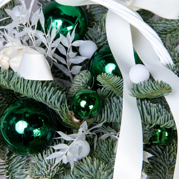 Композиция "Новогодняя с зелеными шарами и рускусом"_4