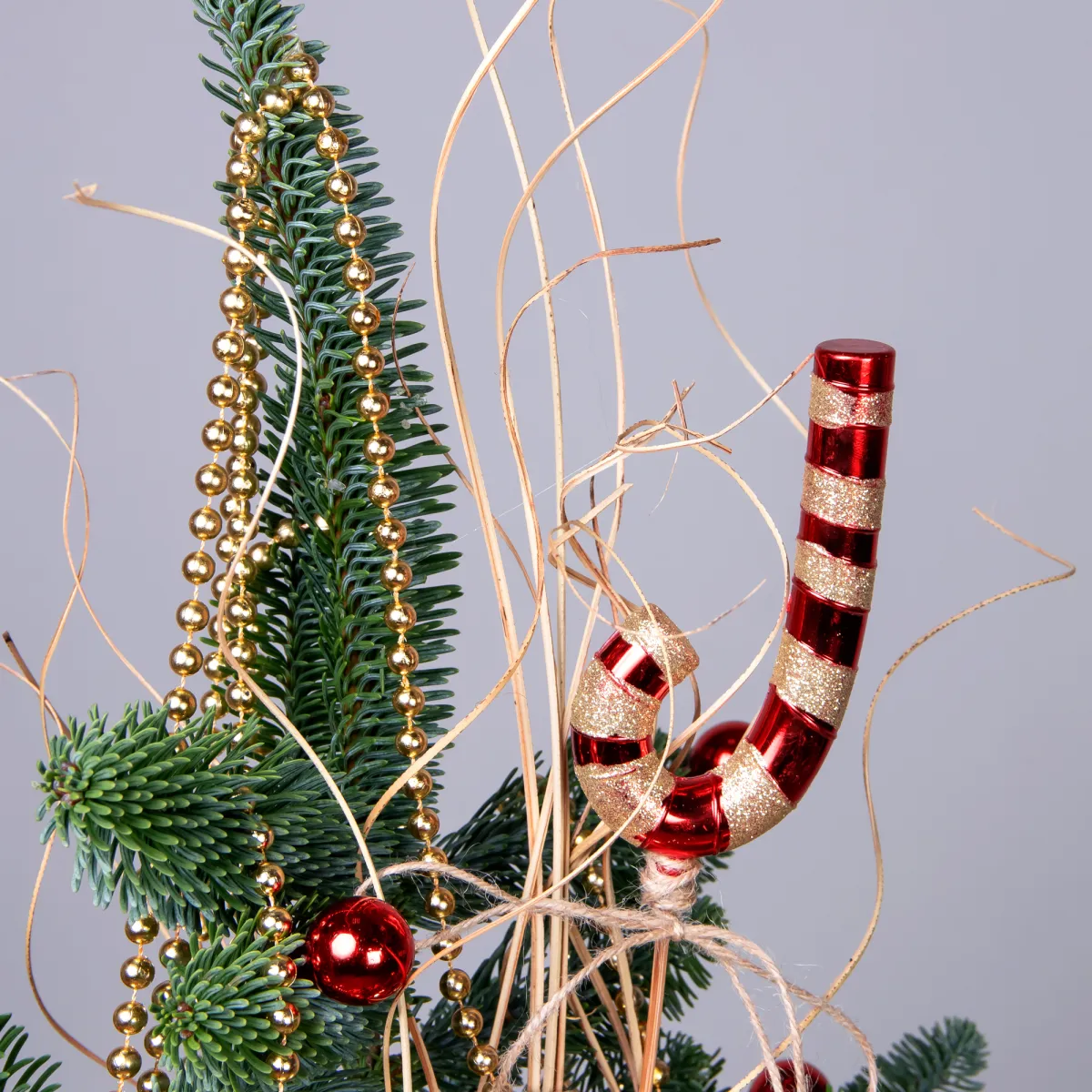 Композиция "Новогодняя с золотыми бусами в красном кашпо"_4