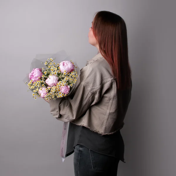 Флористический букет "Дуобукет из розовых пионов и ромашки"_2