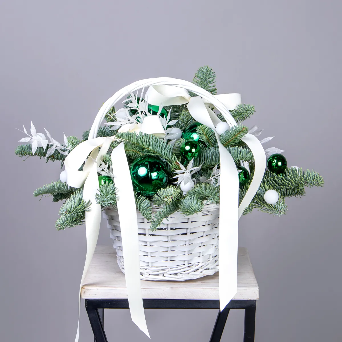 Композиция "Новогодняя с зелеными шарами и рускусом"_1