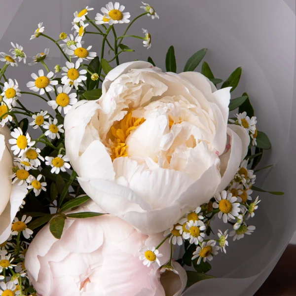 Флористический букет "Дуобукет из кремового пиона и ромашки"_4