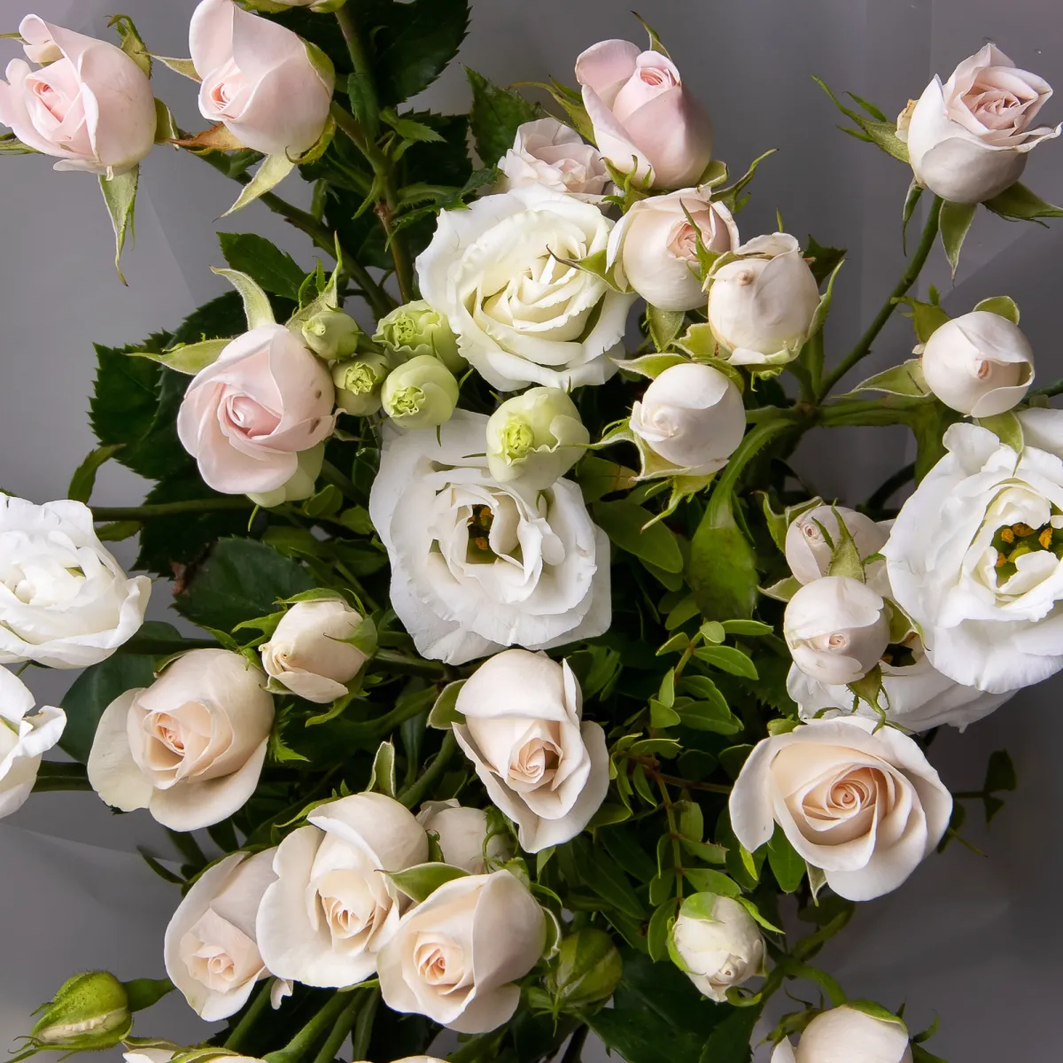 Флористический букет "Дуобукет из белой эустомы и кремовой кустовой розы"_4