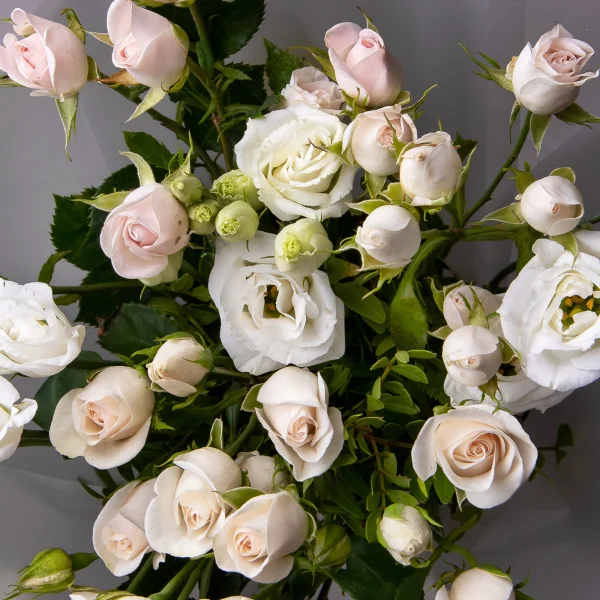 Флористический букет "Дуобукет из белой эустомы и кремовой кустовой розы"_4