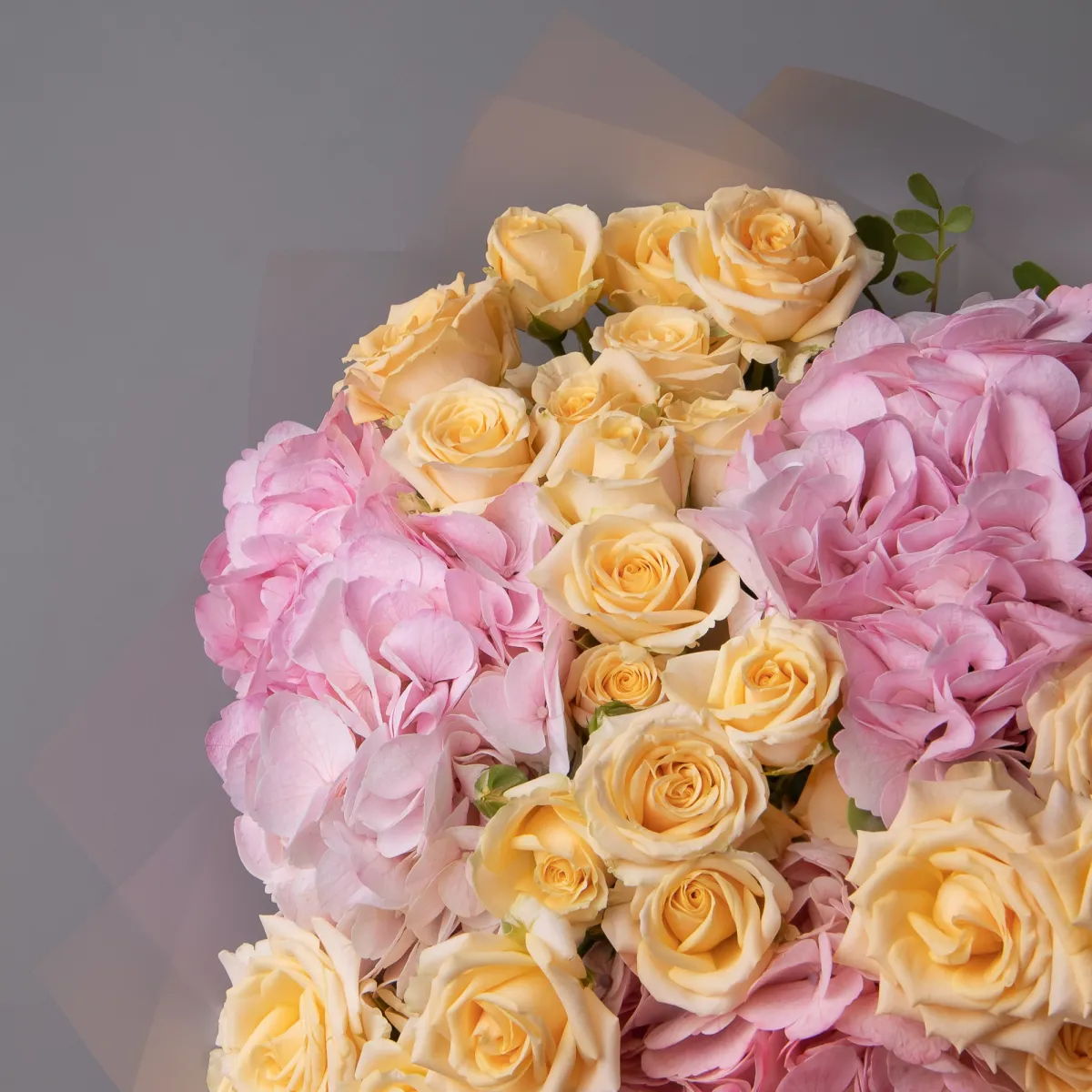 Флористический букет "Дуобукет из розовой гортензии и кустовой розы"_3