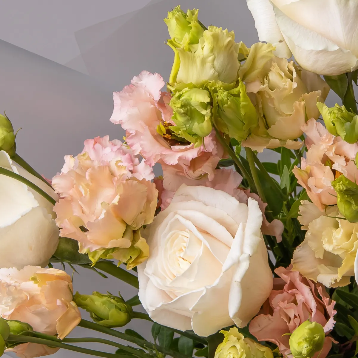 Флористический букет "Дуобукет из кремовой эустомы и белой розы"_4