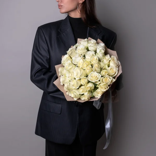 Флористический букет «Розы ПРОМО с фисташкой, белые, 35 стеблей»_2
