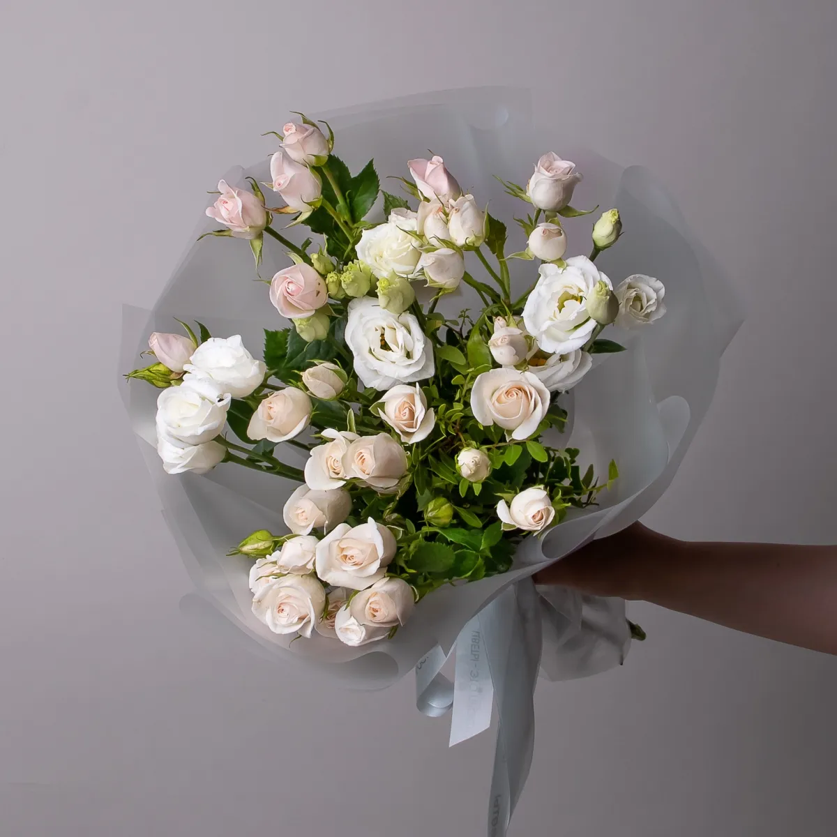 Флористический букет "Дуобукет из белой эустомы и кремовой кустовой розы"_1