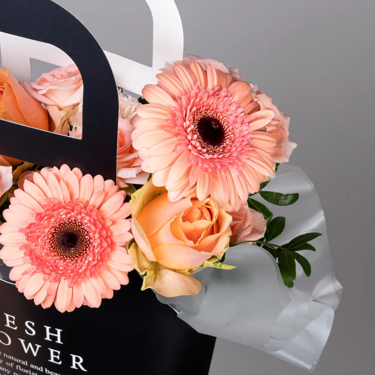 Композиция "Сумочка с кремовой герберой"_4