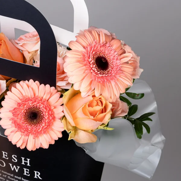 Композиция "Сумочка с кремовой герберой"_4