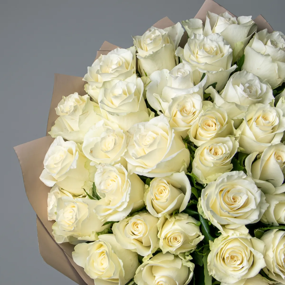Флористический букет «Розы ПРОМО с фисташкой, белые, 35 стеблей»_3