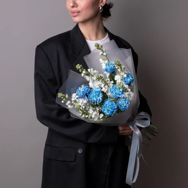 Флористический букет "Дуобукет из голубой гвоздики и белой маттиолы"_2