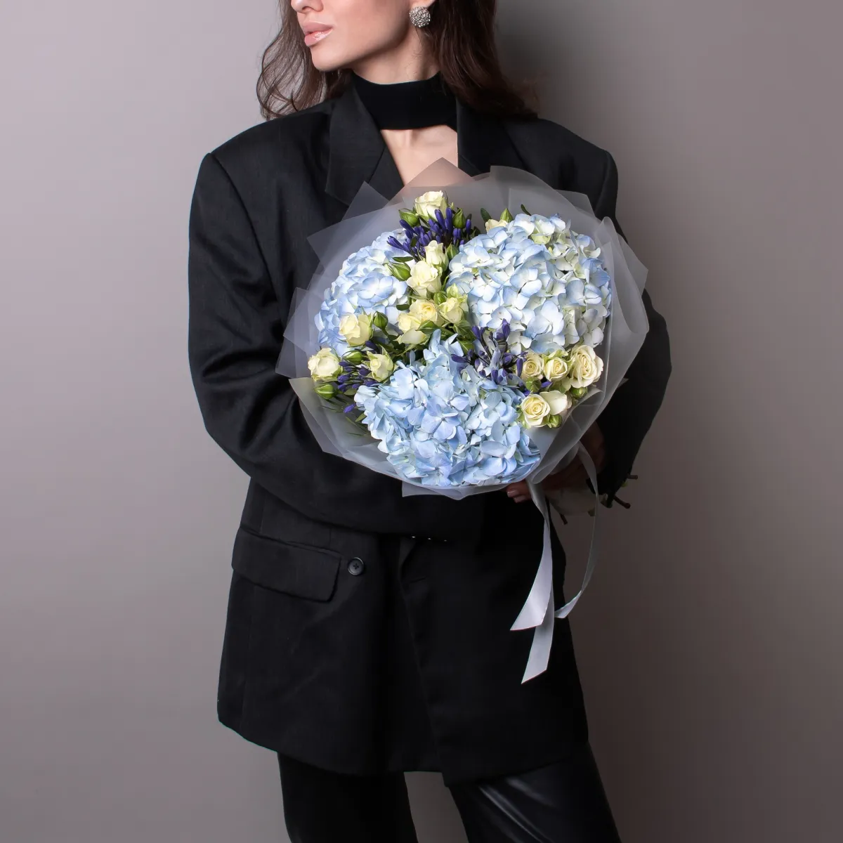 Флористический букет "Триобукет из голубой гортензии, белой кустовой розы и агапантуса"2