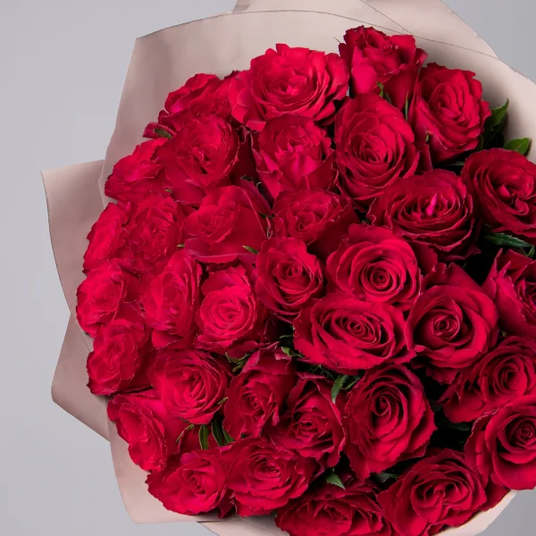 Флористический букет «Розы ПРОМО с фисташкой, красные, 35 стеблей»_3