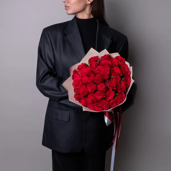 Флористический букет «Розы ПРОМО с фисташкой, красные, 35 стеблей»_2
