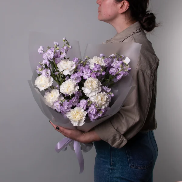 Флористический букет "Дуобукет из лавандовой маттиолы и белой гвоздики"_2