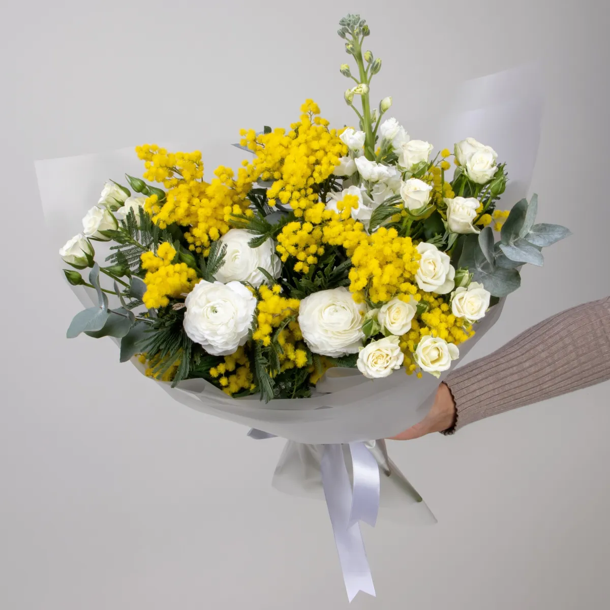 Букет "Прага" M из мимозы и розы 