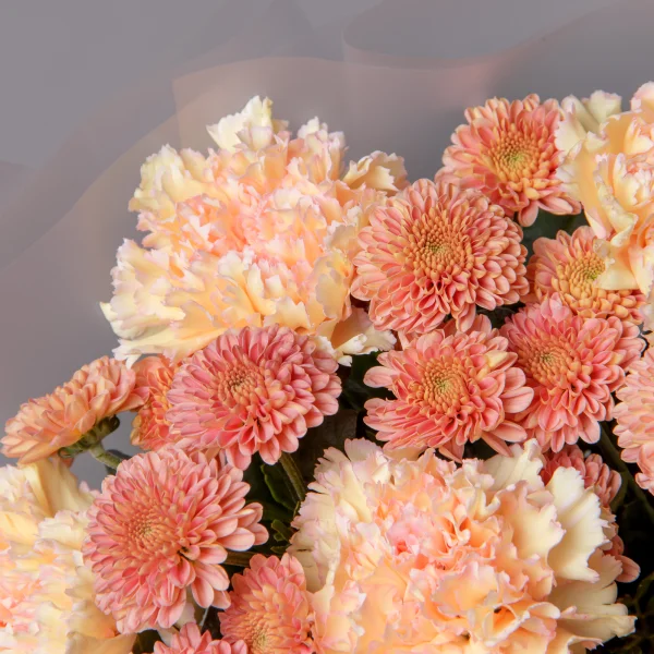 Флористический букет "Дуобукет из крашеной гвоздики и хризантемы сантини"_4