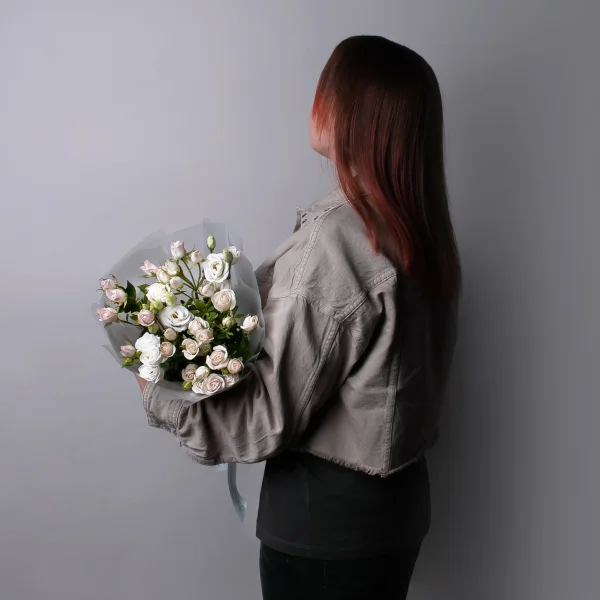 Флористический букет "Дуобукет из белой эустомы и кремовой кустовой розы"_2