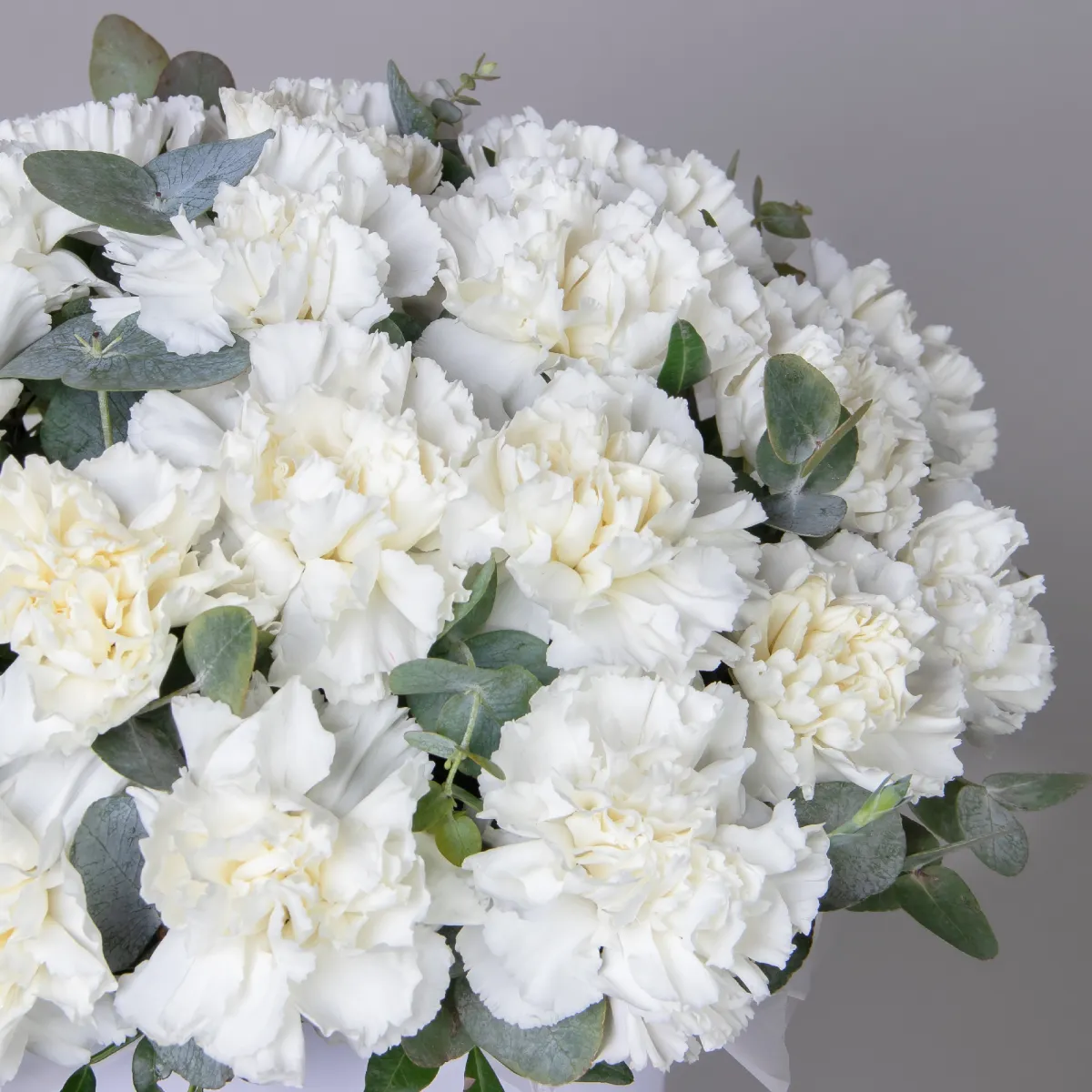 Композиция "Шляпная коробка Белые Диантусы" М_4