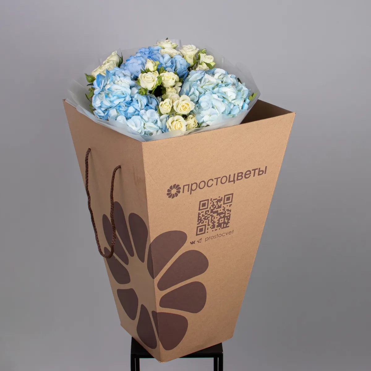 Флористический букет "Дуобукет из голубой гортензии и кустовой розы"_5