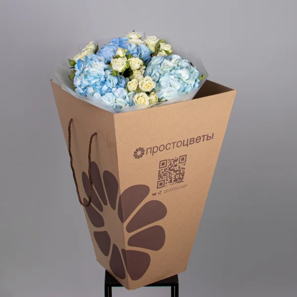 Флористический букет "Дуобукет из голубой гортензии и кустовой розы"_5