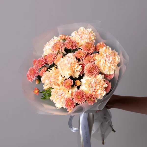 Флористический букет "Дуобукет из крашеной гвоздики и хризантемы сантини"_1