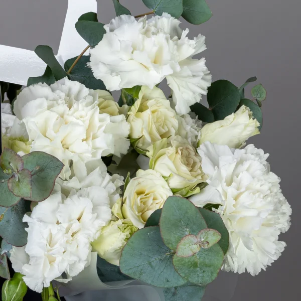 Композиция "Сумочка с белой эустомой и кустовой розой"_4