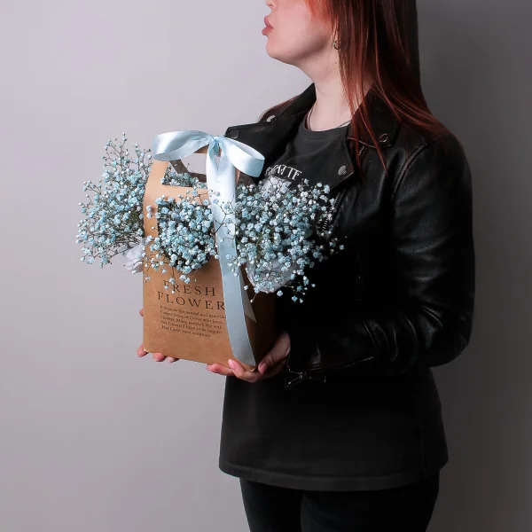 Композиция "Сумочка из голубой гипсофилы"_2