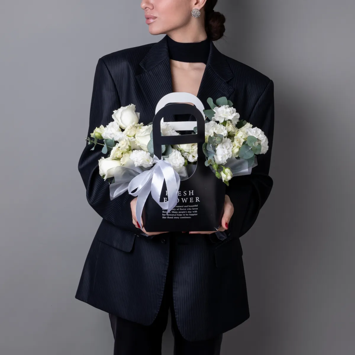 Композиция "Сумочка с белой эустомой и кустовой розой"_2