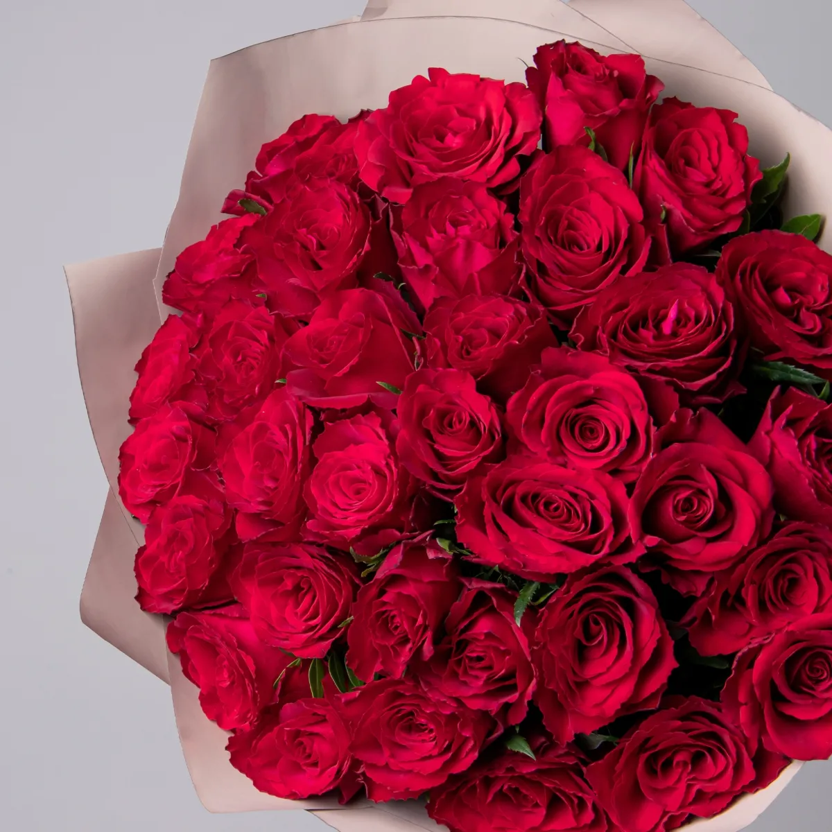 Флористический букет «Розы ПРОМО с фисташкой, красные, 35 стеблей»_3