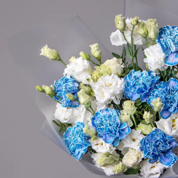 Флористический букет "Дуобукет из голубой гвоздики и белой эустомы"_3
