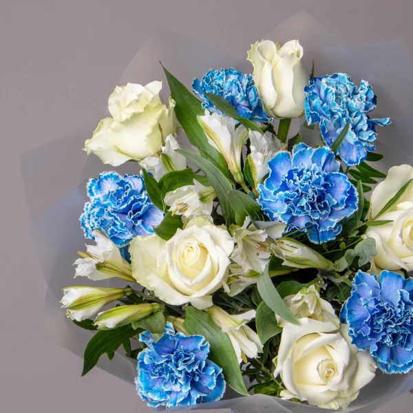 Флористический букет "Триобукет из голубой гвоздики, белой розы и альстромерии"_3