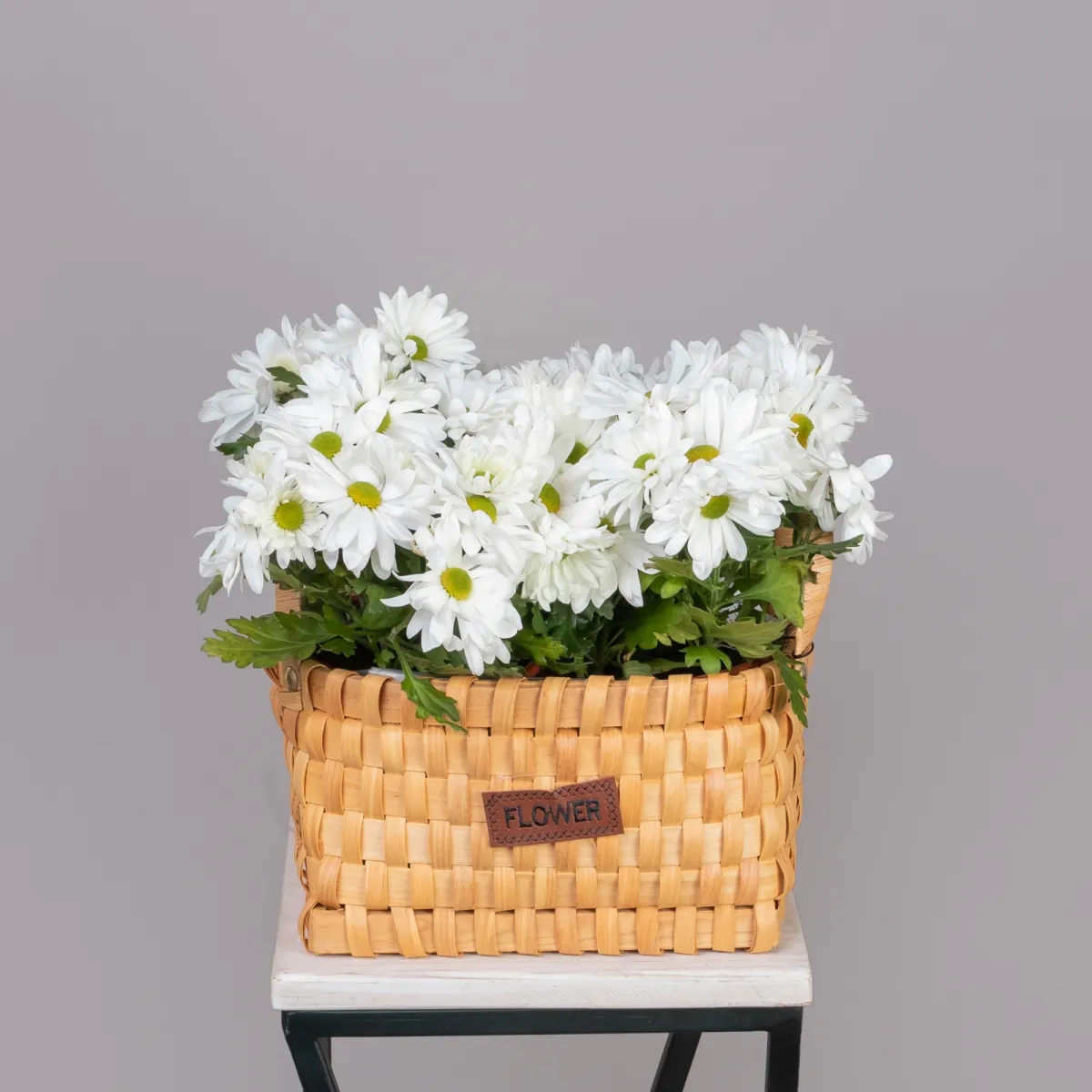 Хризантема Маргарита Белая в Натуральной корзине_1