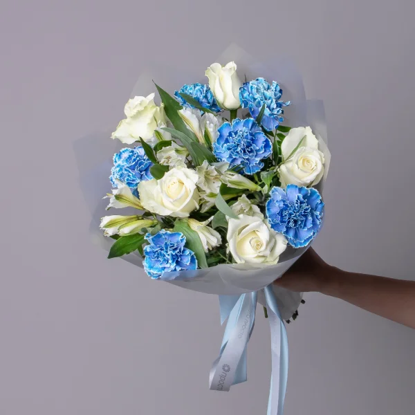 Флористический букет "Триобукет из голубой гвоздики, белой розы и альстромерии"_1