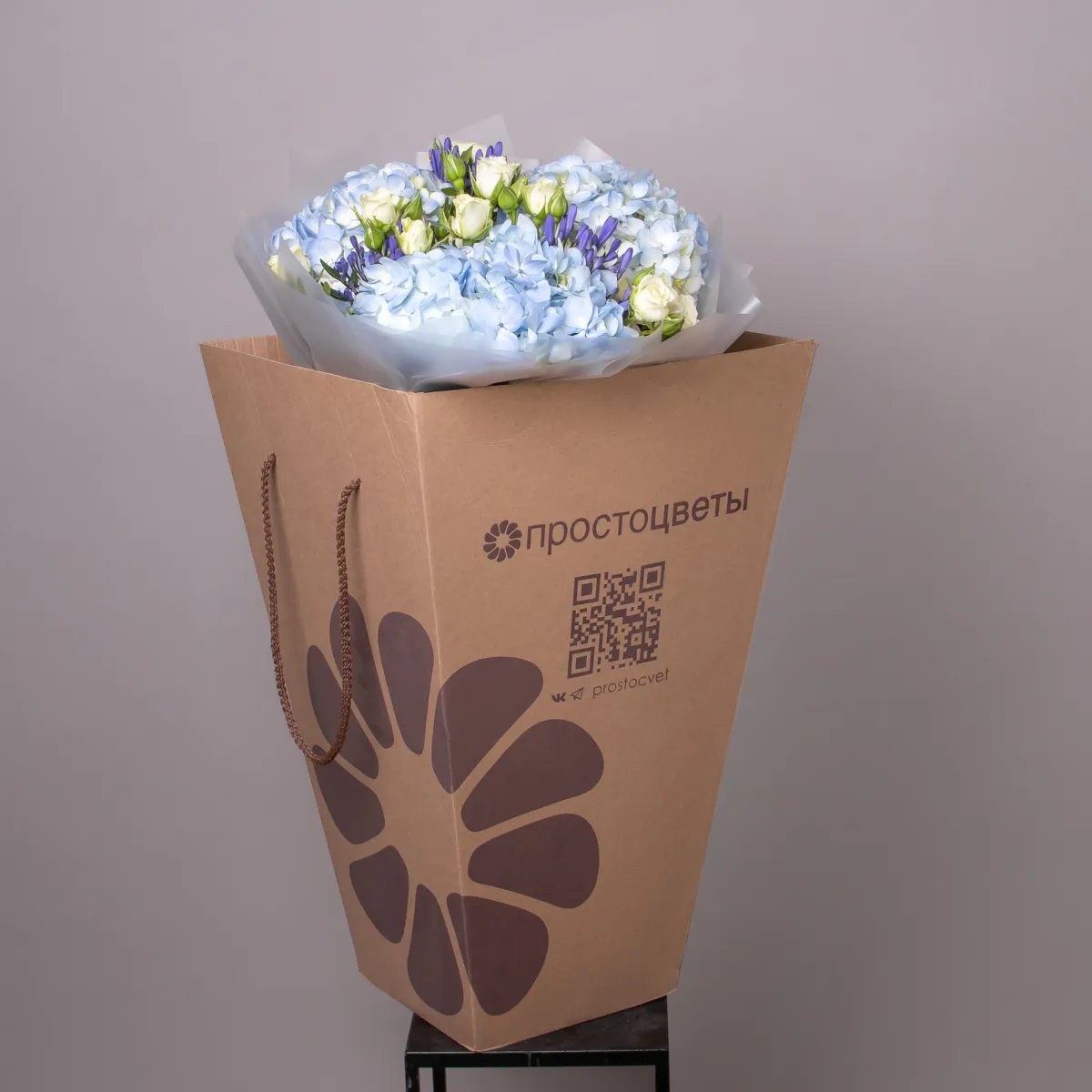 Флористический букет "Триобукет из голубой гортензии, белой кустовой розы и агапантуса"5