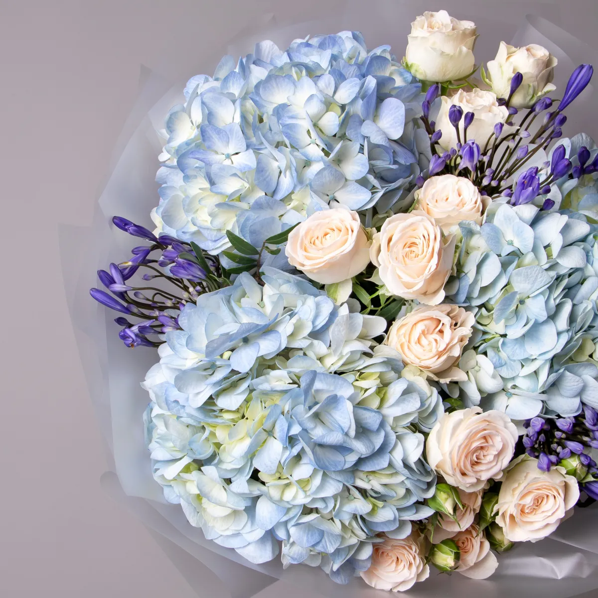Флористический букет "Триобукет из голубой гортензии, кремовой кустовой розы и агапантуса"3