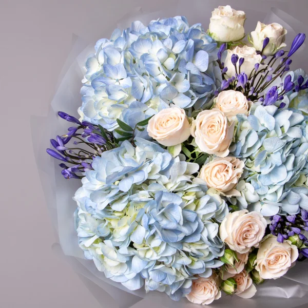 Флористический букет "Триобукет из голубой гортензии, кремовой кустовой розы и агапантуса"3