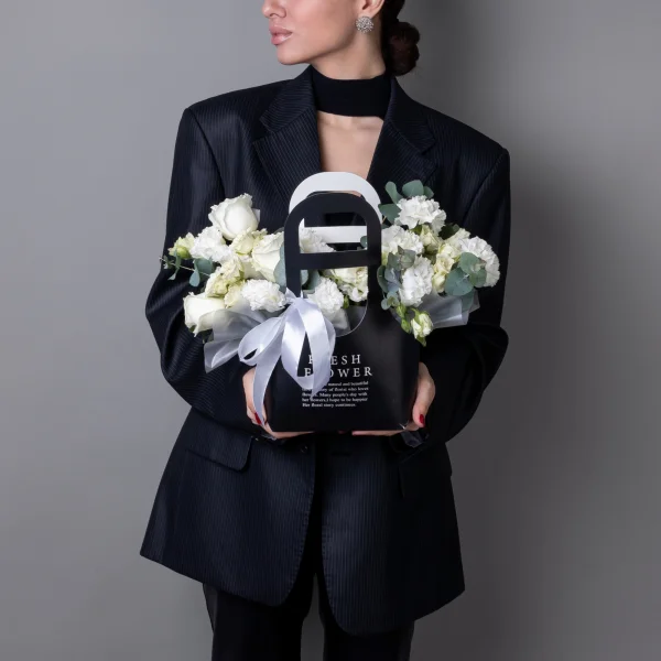 Композиция "Сумочка с белой эустомой и кустовой розой"_2