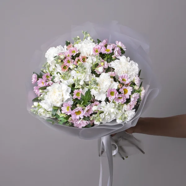 Флористический букет "Триобукет из белых гвоздик, маттиолы и кустовой хризантемы"_1