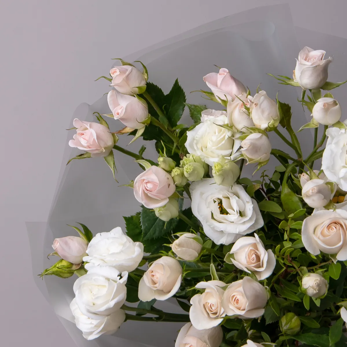 Флористический букет "Дуобукет из белой эустомы и кремовой кустовой розы"_3