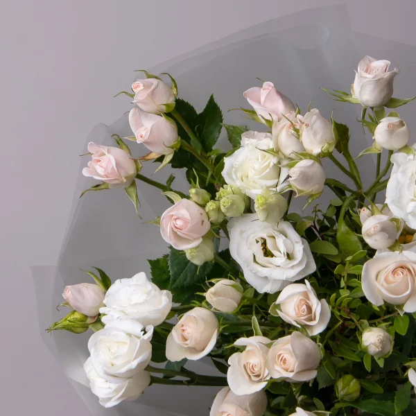 Флористический букет "Дуобукет из белой эустомы и кремовой кустовой розы"_3