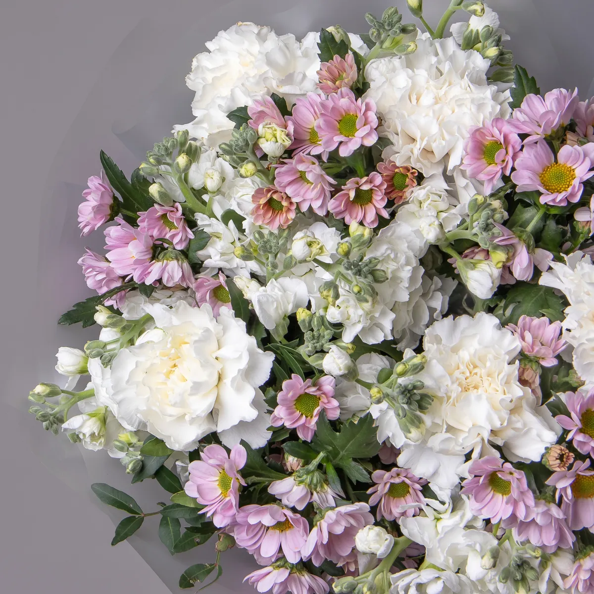 Флористический букет "Триобукет из белых гвоздик, маттиолы и кустовой хризантемы"_3