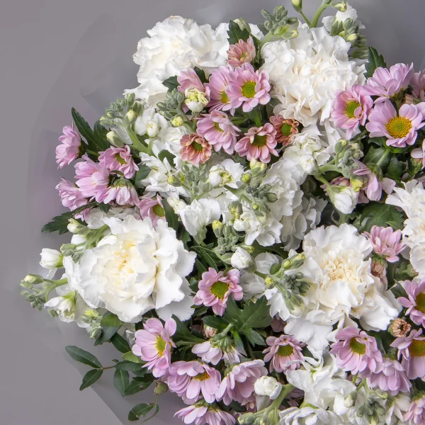 Флористический букет "Триобукет из белых гвоздик, маттиолы и кустовой хризантемы"_3