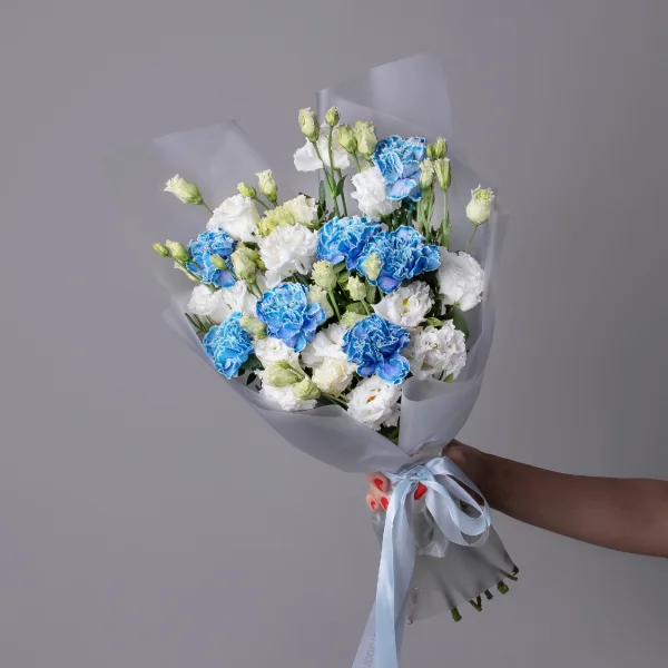 Флористический букет "Дуобукет из голубой гвоздики и белой эустомы"_1