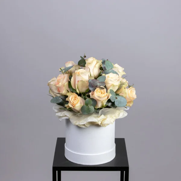 Композиция "Шляпная коробка Кремовые Розы"