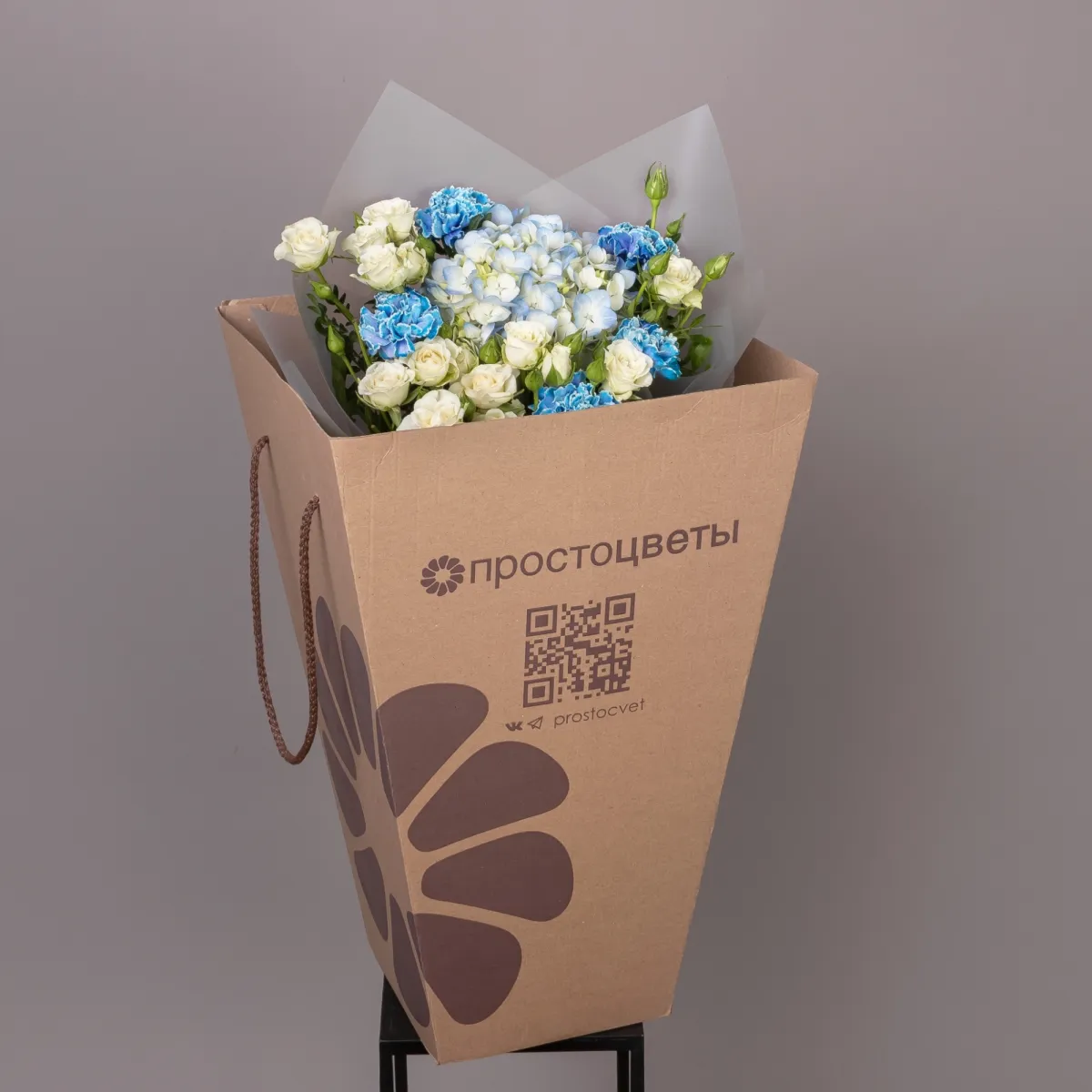 Флористический букет "Триобукет из голубой гвоздики, гортензии и белой кустовой розы"_5